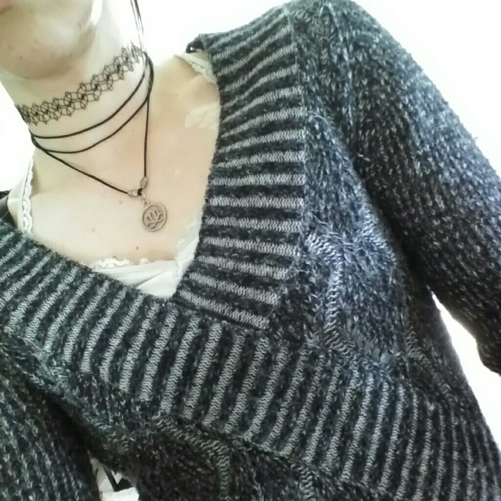 Peppered knit pull over v-neck long sleeve sweater
